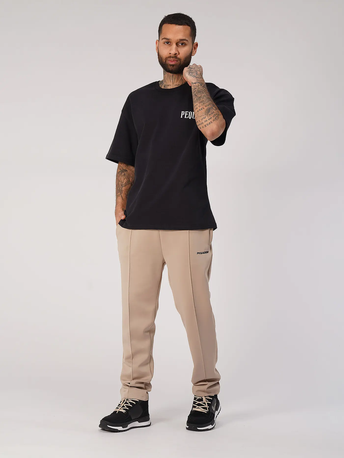 PEQUS | T-Shirt CHEST LOGO | 